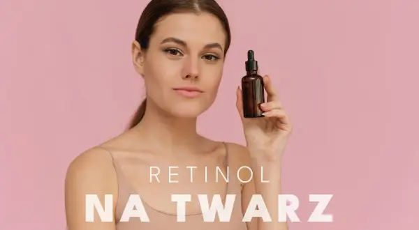 Młoda kobieta trzyma buteleczkę z serum. Zastanawiasz się, retinol po co? To klucz do odmłodzonej cery.