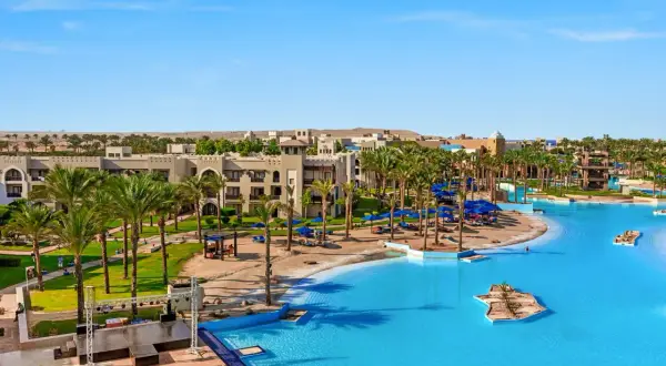 Luksusowy resort w Port Ghalib z basenami, palmami i budynkami hotelowymi.