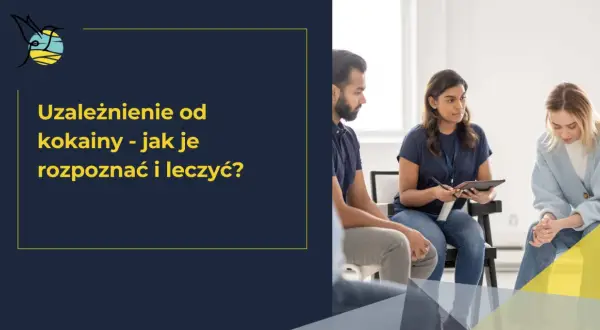 Grupa ludzi na sesji terapeutycznej, prowadzonej przez kobietę z tabletem.