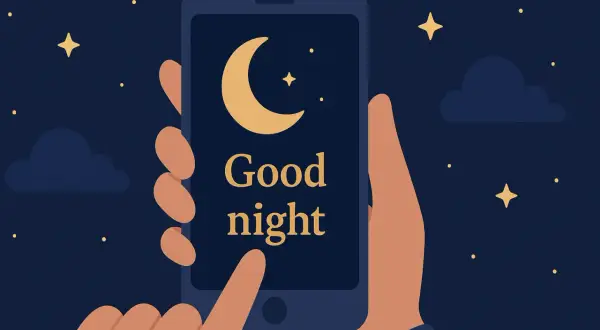 Dłoń trzyma smartfon z napisem "Good night" i księżycem. Idealne życzenia na wieczór.
