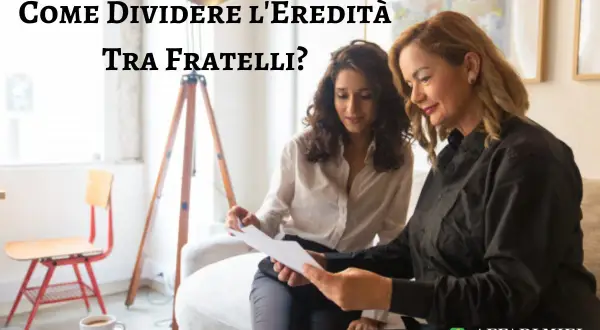 Due donne discutono documenti, affrontando la questione di come dividere l'eredità tra fratelli.
