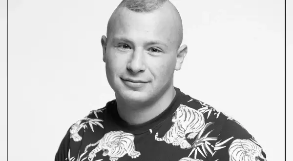 Młody mężczyzna z charakterystyczną fryzurą i koszulką w tygrysy. Czyżby adek z lombardu nie żyje?