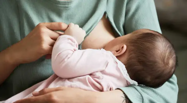 Podczas gdy karmię piersią, wyczułam guzek. Delikatne dłonie dziecka i troska matki.