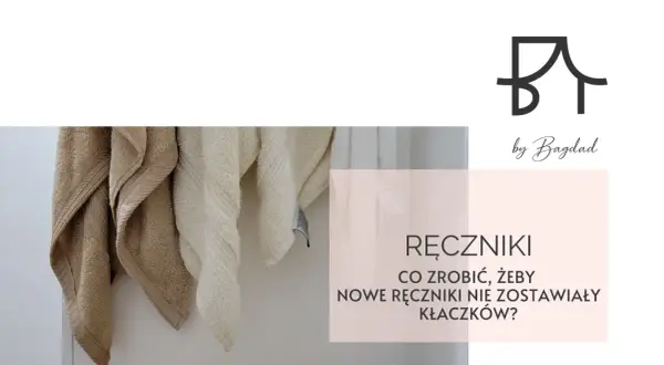 Nowe ręczniki wiszą na wieszaku. Dowiedz się, jak sprawić, by ręczniki nie zostawiały kłaczków na ciele.