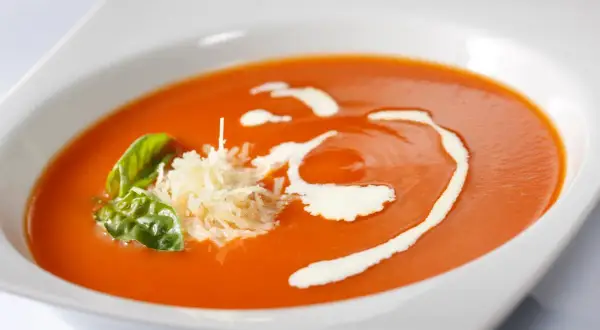 Aksamitny pomidorowy krem z bazylią i parmezanem. Idealny na lekkie posiłki, gdy szukasz zupy odchudzającej przepisy.