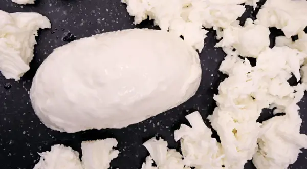 Czy mozzarella jest dietetyczna? Odkryj prawdę o jej kaloriach i zdrowiu