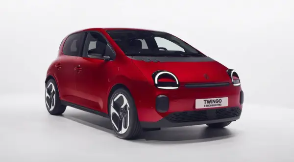 Czerwony Renault Twingo Electric z okrągłymi światłami dziennymi i czarnymi felgami, gotowy do miejskiej jazdy.
