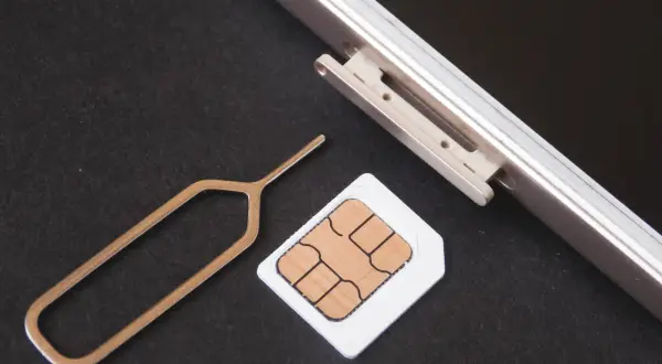 Narzędzie do wyjmowania karty SIM i tacka wysunięta z telefonu. Dowiedz się, jak usunąć pin z karty sim.