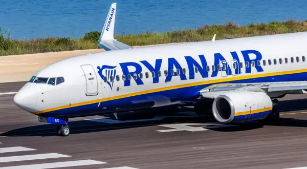 Samolot Ryanair, irlandzkie linie lotnicze, kołuje po pasie startowym.