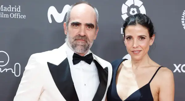 Luis Tosar y su pareja posan en la alfombra roja. Él, con esmoquin blanco y ella, con un elegante vestido negro.