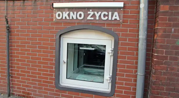 Okno życia, gdzie nadzieja czeka na nowe początki. To miejsce, które inspiruje do tworzenia memów o ratowaniu życia.