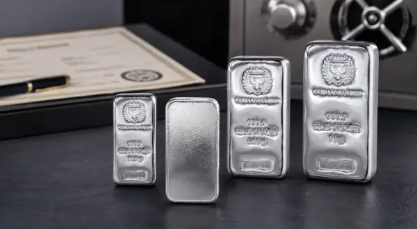Sztabki srebra Germania Mint: 100g, 500g, 1kg. Obok certyfikat i długopis.