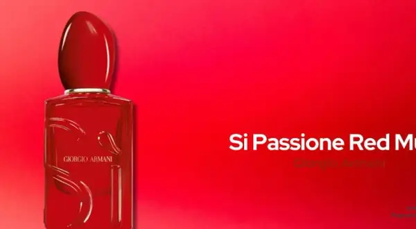 Czerwona butelka perfum Giorgio Armani Si Passione Red Musk na tle gradientu czerwieni.