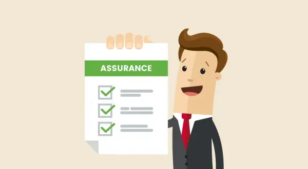 Un homme souriant présente un relevé d'information restreint sur l'assurance, avec des cases à cocher vertes.