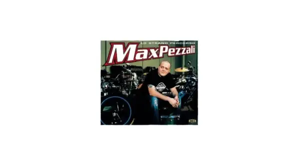 Max Pezzali seduto tra batteria e moto, con il titolo "Lo strano percorso" in evidenza.