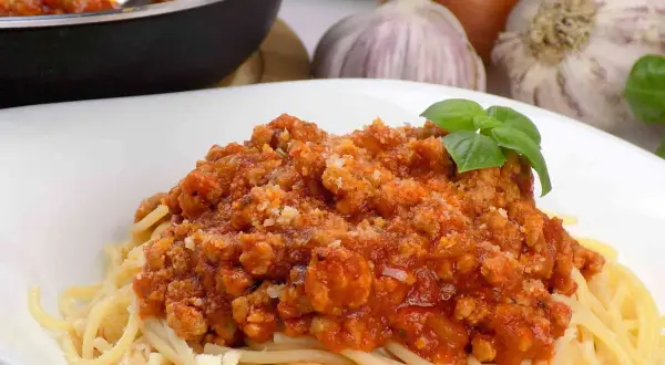 Pyszne spaghetti z mięsem mielonym i sosem pomidorowym, gotowe do podania. Idealne, gdy chcesz wiedzieć, jak zrobić spaghetti z mięsem mielonym i sosem.