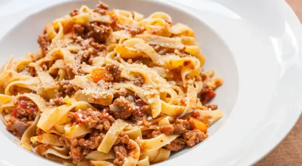 Ragù: Prawdziwy przepis na włoski sos. Poznaj sekrety smaku!