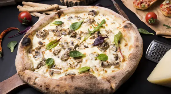 Pizza z pieczarkami idealna jak z pizzerii. Jakich pieczarek użyć, by nie puściły wody?