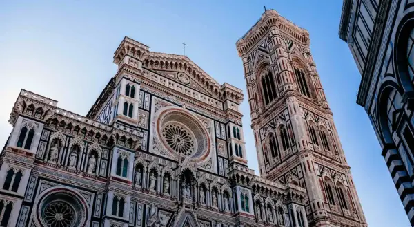 De Duomo van Florence, met zijn rijke versieringen en geometrische patronen, toont duidelijke renaissance kenmerken.