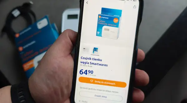 W aplikacji Action przeglądam czujnik tlenku węgla Smartwares. Cena 64,90 zł.