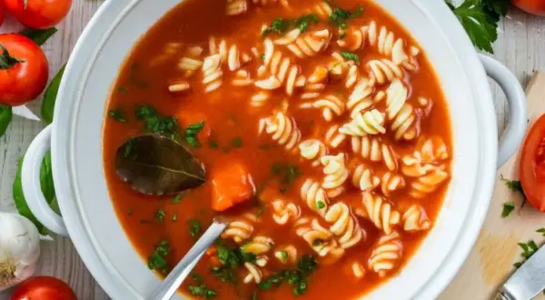Aromaticzna zupa pomidorowa z makaronem fusilli, idealna na lekki posiłek. Sprawdź zupa pomidorowa kcal!