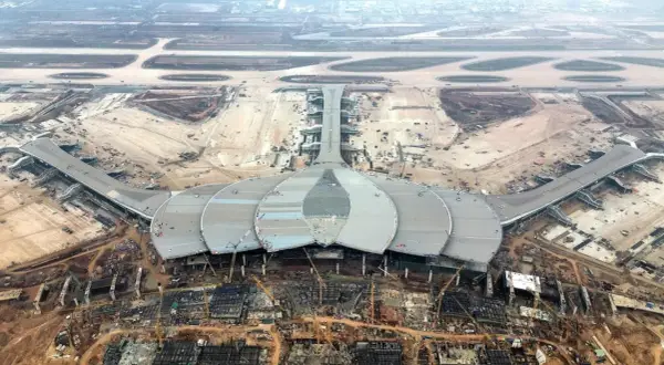 Budowa jednego z nowych lotnisk w Wietnamie. Futurystyczny terminal w kształcie kwiatu lotosu i pasy startowe w tle.
