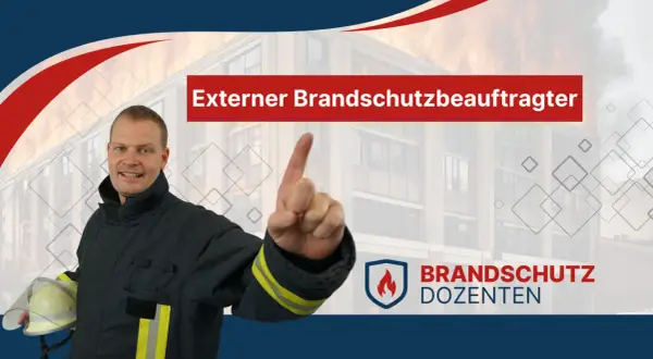 Feuerwehrmann erklärt: externer Brandschutzbeauftragter Kosten. Im Hintergrund brennendes Gebäude. Brandschutz Dozenten.
