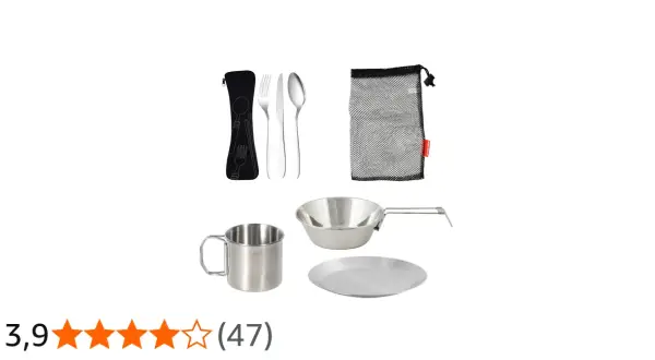 Set de camping: cubiertos, taza, sartén y plato de metal, ideal para tus aventuras al aire libre.