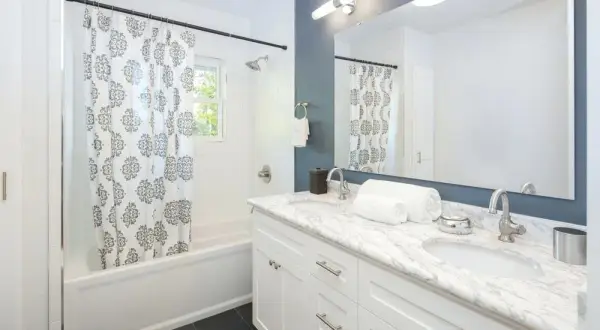 Cortinas de baño: ¿Mampara o cortina? Elige, instala y mantén