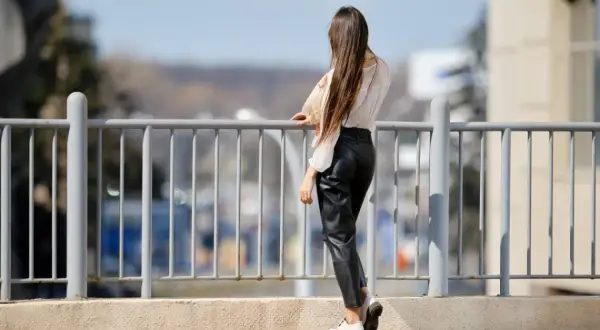 Jakie buty do czarnych skórzanych spodni - stylowe opcje na każdą okazję