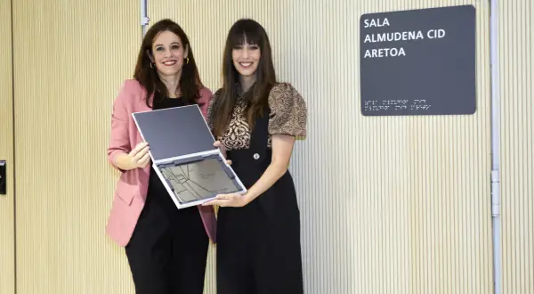 Dos mujeres posan con un reconocimiento en la Sala Almudena Cid. Las opiniones sobre Almudena Palacios son positivas.