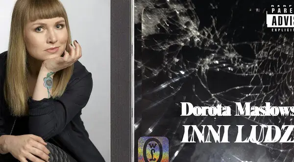 Dorota Masłowska z tatuażem kwiatu na ręce obok okładki płyty "Inni Ludzie".