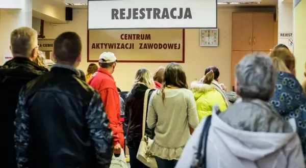 Kolejka do rejestracji w urzędzie pracy. Ile razy można odmówić pracy, by nie stracić statusu bezrobotnego?