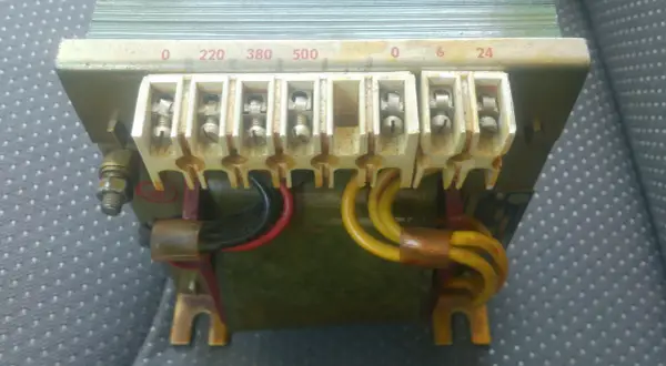 Transformator z oznaczeniami napięć 0, 220, 380, 500V i 0, 6, 24V. Idealny do projektu jak zrobić prostownik do ładowania akumulatora.