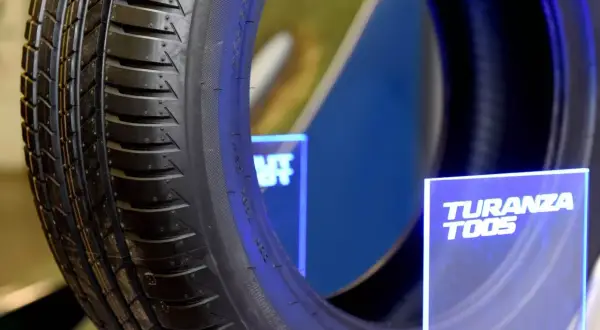 Nära bild på ett Bridgestone Turanza T005-däck, redo för test.