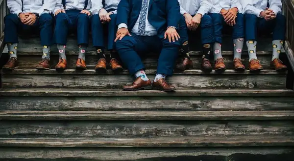 Granatowy garnitur, brązowe buty i zabawne skarpetki z jedzeniem – drużbowie gotowi na ślub!
