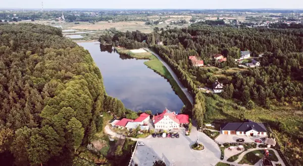 Malownicze łowisko karpik z domkami i restauracją nad jeziorem, otoczone lasem. Idealne miejsce na wypoczynek.