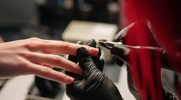 Jak usunąć manicure żelowy? Skuteczne metody i bezpieczeństwo procesu