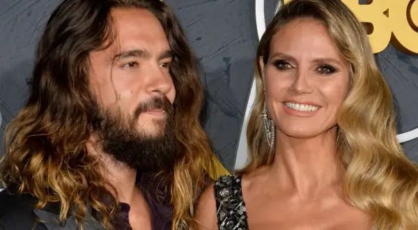 Heidi Klum i Tom Kaulitz uśmiechają się do obiektywu.