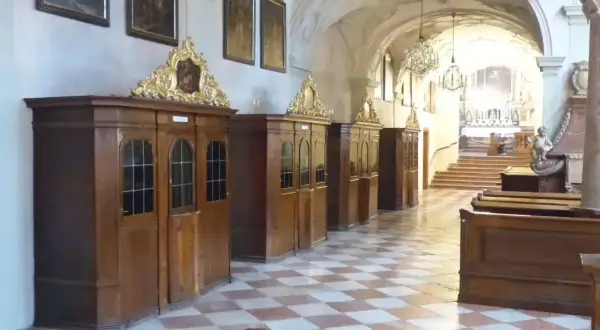 Rzędy konfesjonałów w kościele. Kiedy spowiedź generalna jest nieważna, te drewniane budki mogą stać puste.