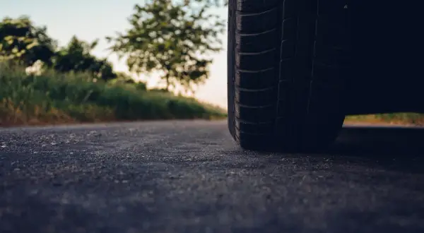 Co to jest asfalt? Poznaj właściwości i zastosowanie tego materiału