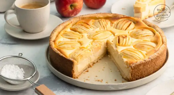 Ein köstlicher Apfel Quark Kuchen mit einer cremigen Füllung und saftigen Apfelscheiben, bereit zum Genießen.