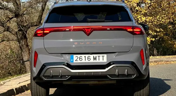 Szare Cupra Terramar z charakterystycznym pasem świateł LED. Wymiary tego SUV-a robią wrażenie.