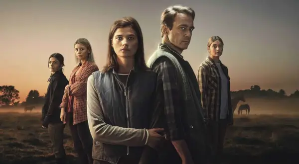 En familj står i en dimmig åker med hästar i bakgrunden. En ny svensk serie som utlovar drama och mystik.