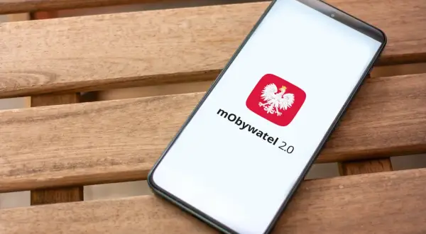 Smartfon z aplikacją mObywatel 2.0, która może służyć jako cyfrowa legitymacja nauczyciela.