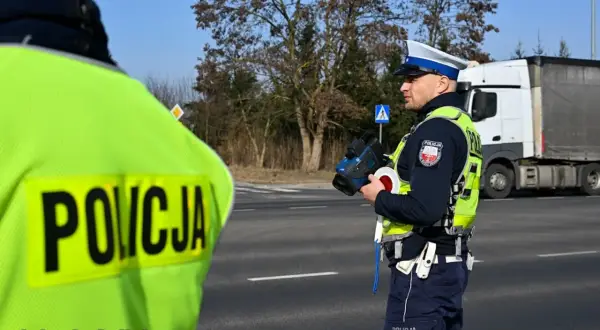 Policjant z Lubuskiej Policji mierzy prędkość. Kierowca przekroczył prędkość o 50 km/h.