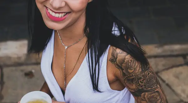 Czy prawnik może mieć tatuaże? Odkryj, co myślą klienci i prawnicy