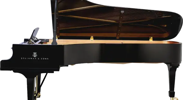 Czarny fortepian Steinway & Sons z otwartą klapą, ukazującą struny i drewniane wnętrze. Zastanawiasz się, ile kosztuje fortepian Steinway?