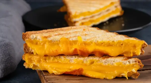 Dos sándwiches de queso a la parrilla, con queso derretido y dorado, el mejor queso para sandwich.