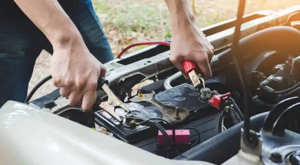 Jak odpalić auto bez prostownika? Bezpieczne metody awaryjne